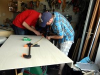 Die Seitenrahmen werden mit der R&uuml;ckwand der Vitrine verklebt und geschraubt.