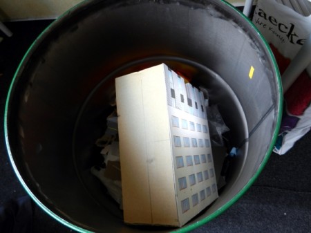 Hat ausgedient: Die Geb&auml;udeh&uuml;lle hat ausgedient.