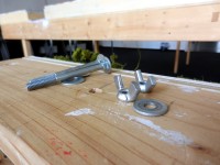 Im Aufbau: Schrauben und Segmente warten auf Arbeiter...