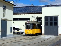 Der Arbeitswagen 201 011 steht schon am Vormittag vor der Halle