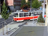 Der Triebwagen vom Typ T6A2 verl&auml;sst die Wagenhalle.