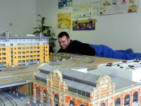 Und Godzilla wartete ungeduldig auf die erste Stra&szlig;enbahn... 