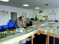 Segmente miteinander verschrauben und mit Stoffbahnen abh&auml;ngen.