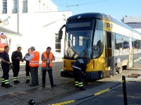 Die Feuerwehr musste die Stra&szlig;enbahn zuerst aus den Gleisen heben.