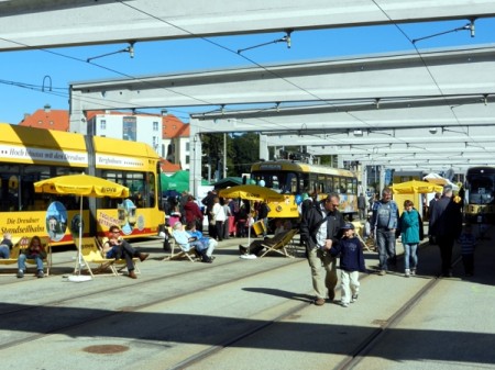 Sonniges Wetter und kostenlose Papphocker zogen viele Besucher an.