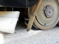 Gegen Langeweile: Burgen bauen unter dem Sandfallrohr