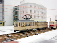 Am Albertplatz ist gerade ein Einheitsstra&szlig;en-bahnwagen eingefahren.