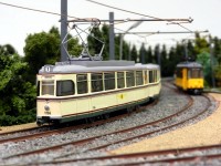 Am Abzweig nach Hellerau steht der Gro&szlig;raumwagen in der Haltestelle