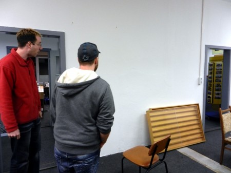 Nun mussten die Vitrinen nur noch irgendwie an die Wand dran...