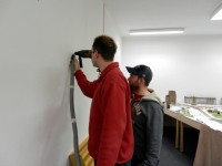 Allerhand helfende H&auml;nde sind notwendig, wenn ein Loch in die Wand gebohrt wird.