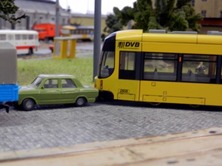 Eine Stra&szlig;enbahn entgleiste und besch&auml;digte einige PKW