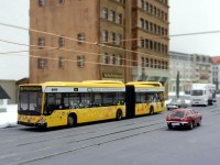 Ein AWM Modell des Hybridbusses von Mercedes Benz am Albertplatz