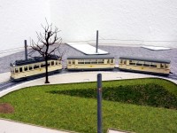 Ein Dreiwagenzug in der Gleisschleife Schlesischer Platz (Bahnhof Neustadt)