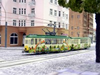 Die Kinderstra&szlig;enbahn "Lottchen" biegt auf den Schlesischen Platz ein.