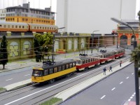 Zwei Arbeitswagen schleppen eine defekte Stra&szlig;enbahn ab.