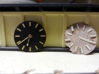 Zum Vergleich: Das alte Uhrwerk (rechts) und das neue Uhrwerk (links).