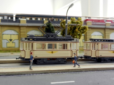 Ein kleiner Triebwagen an der Haltestelle in der Wei&szlig;eritzstra&szlig;e