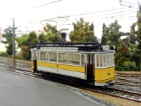 Ein einzelner Triebwagen auf dem Weg zur Grenadierskaserne