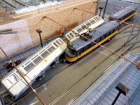 Es stand noch eine Bahn in der Haltestelle.