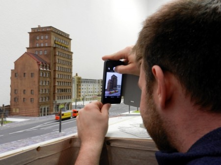 Vor der Kulisse des DVB Hochhauses entstanden Aufnahmen des Schienenschleifzuges.