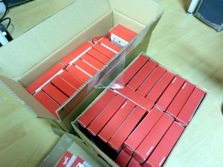 Viele rote Pappkästchen in zwei großen Paketen.