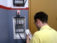 Neue Kabel wurden gezogen und für den Anschluss vorbereitet.