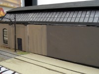 Die neue Fassadenfarbe (links) und die alte Farbe auf der rechten Seite.