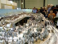 Modelleisenbahnanlage mit Schnee.