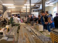 Viele gro&szlig;e und kleine Besucher schauten im Holzlager auf das kleine Dresden.