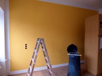 Eine Wand erhielt einen statten gelben Farbton.