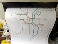 Am laufenden Band: Druck von Liniennetzpl&auml;nen.