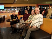 Gem&uuml;tliches Beisammensitzen beim Bowling.