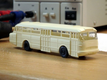 Die IKARUS-Busse erhielten ihre beigefarbene Grundlackierung.