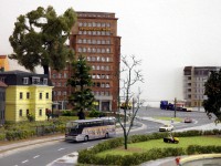 Am Albertplatz. Im Hintergrund das DVB-Hochhaus.
