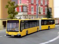 Der Gelenkbus f&auml;hrt in die Gleisschleife Riegelplatz ein.