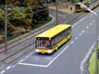 Ein weiteres Busmodell wartet auf die Abfahrt.
