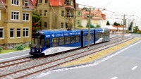 Die Messstra&szlig;enbahn f&auml;hrt wieder in die Stadt zur&uuml;ck.