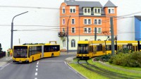 Bus und Stra&szlig;enbahn am Riegelplatz in Kaditz.