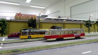Zwei Stromer in der Wei&szlig;eritzstra&szlig;e: Hybridbus und Fahrschultriebwagen.