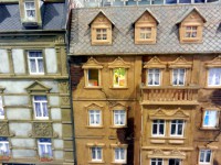 Kleine Details sind bisweilen hinter Fenstern verborgen.