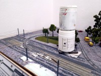 Kleber und Gewichte sollen den Fußweg plätten.