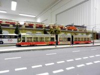 Ein moderner Niedeflurwagen am Bf. Mitte