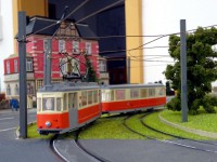 Ein zweiachsiger Arbeitswagenzug am Riegelplatz.