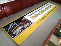 Das Banner für die Ausstellung Quot;Kleine Bahn ganz groß" ist angekommen.