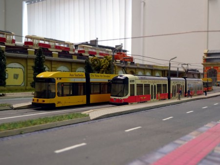 Zwei verschiedene Niederflurbahnen in der Weißeritzstraße
