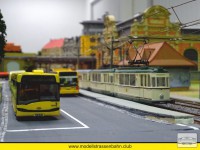 Bus und Straßenbahn kurz nach dem Bahnhof Mitte.