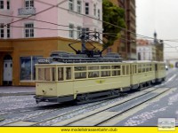 Ein Dreiwagenzug wartet am Schlesischen Platz.