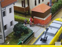 Der Weihnachtsmann wertet mit zwei Kindern das Jahr aus.