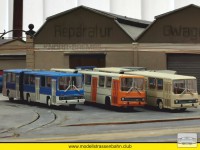 Drei der vier neuen Busse h&uuml;bsch aufgestellt.