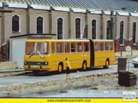 In gelber Ikarus-Gelenkbus in Dresdner Ausf&uuml;hrung.